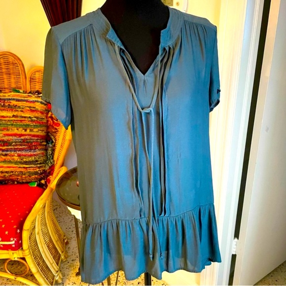 RO & DE Anthropologie Short Sleeve Gray Green Woven Top! Great condition. Medium